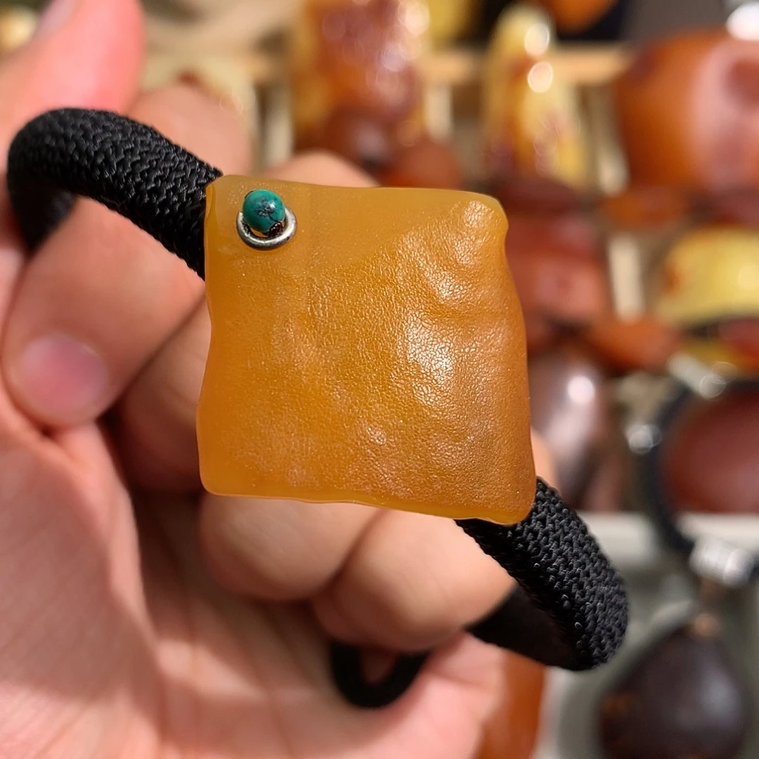 蜜蜡裸石未镶嵌在