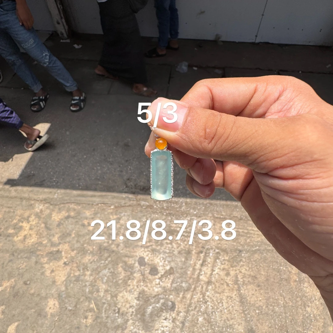0610(小哪吒在源头)玻璃种翡翠天空蓝无事柱肉细杠味荧光足M110