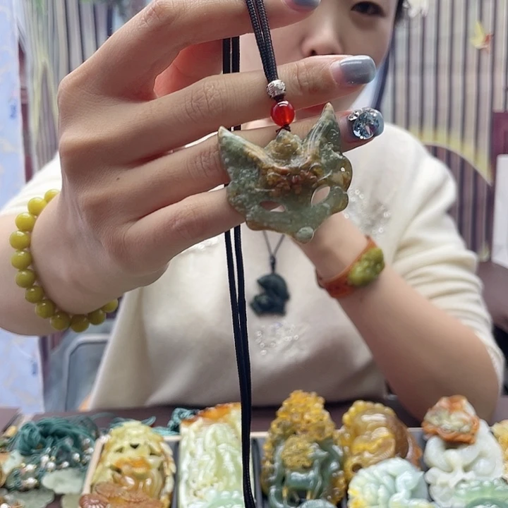 蛇纹石玉未镶嵌颈饰