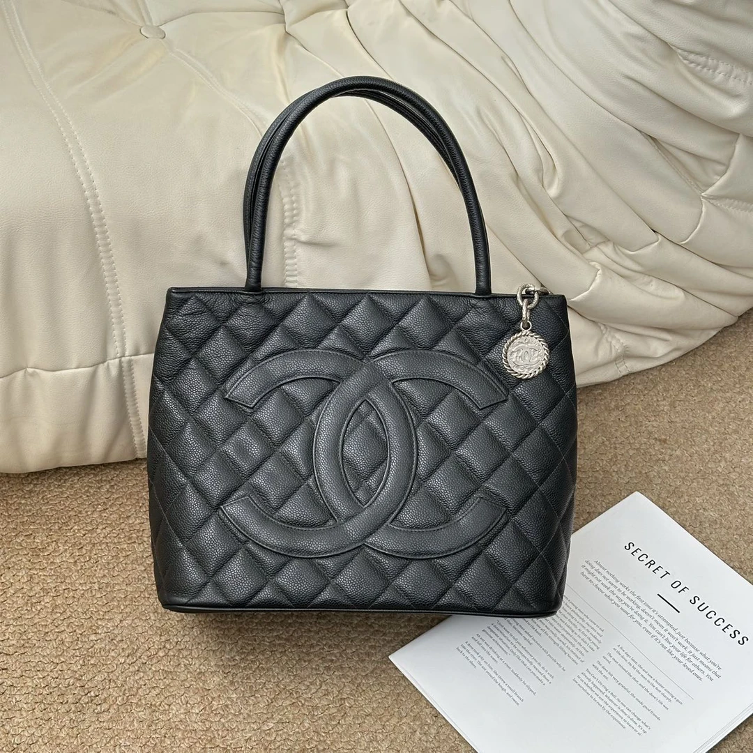 95新 Chanel/香奈儿 黑银 荔枝牛希尔顿银币单肩包/649899706