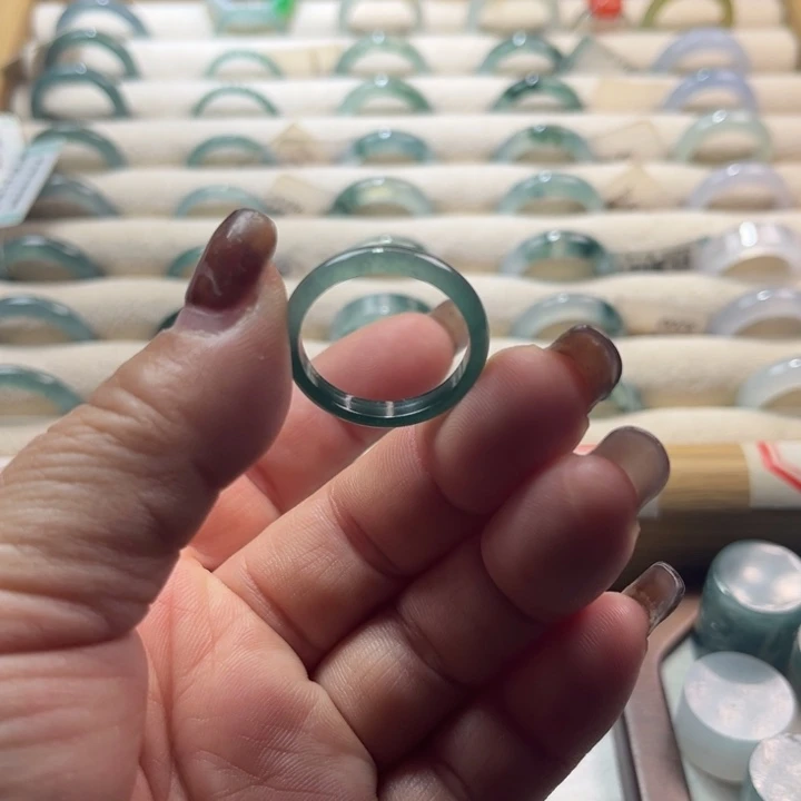 翡翠未镶嵌戒指蓝水