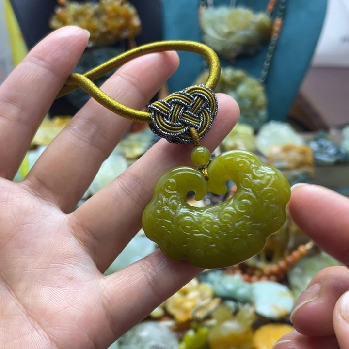 蛇纹石玉未镶嵌颈饰