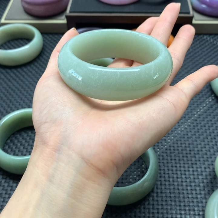 陈***伊石英质玉手镯未镶嵌