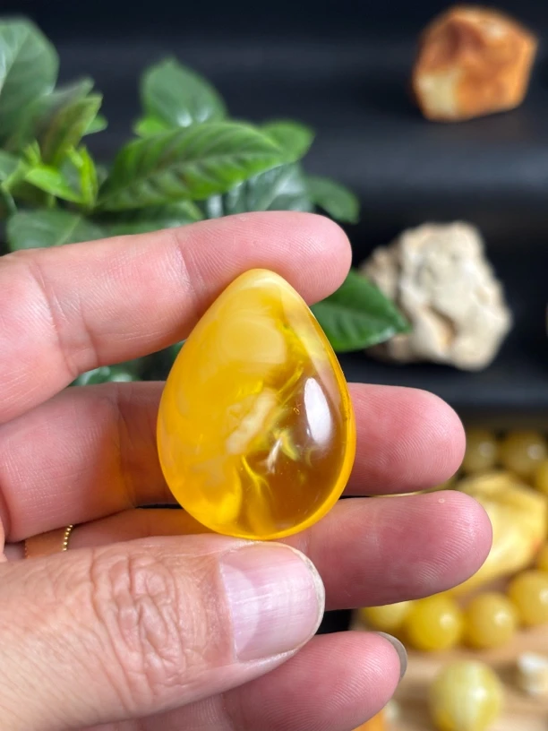 天然琥珀蜜蜡 荧光溶洞双面水滴（13.1克）