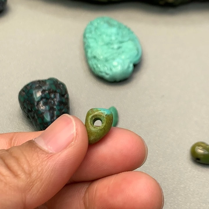 绿松石颈饰未镶嵌