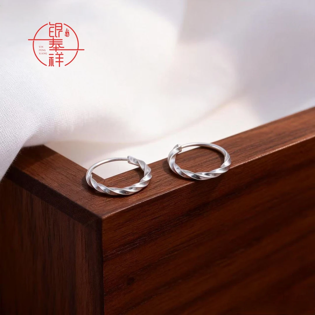 银奉祥 足银耳饰 999 光面小麻花耳圈女小众高级感气质后挂式耳扣