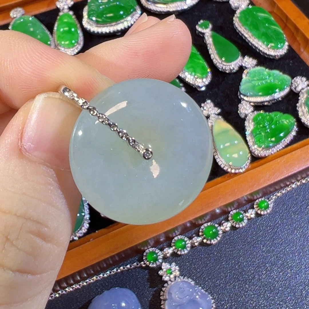 翡翠18K金镶嵌颈饰