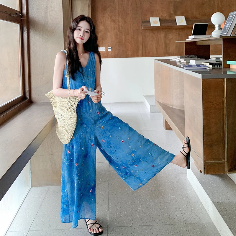 今年流行爆款松弛感蓝色连体裤女2025夏新款显瘦扎染刺绣花连衣裤