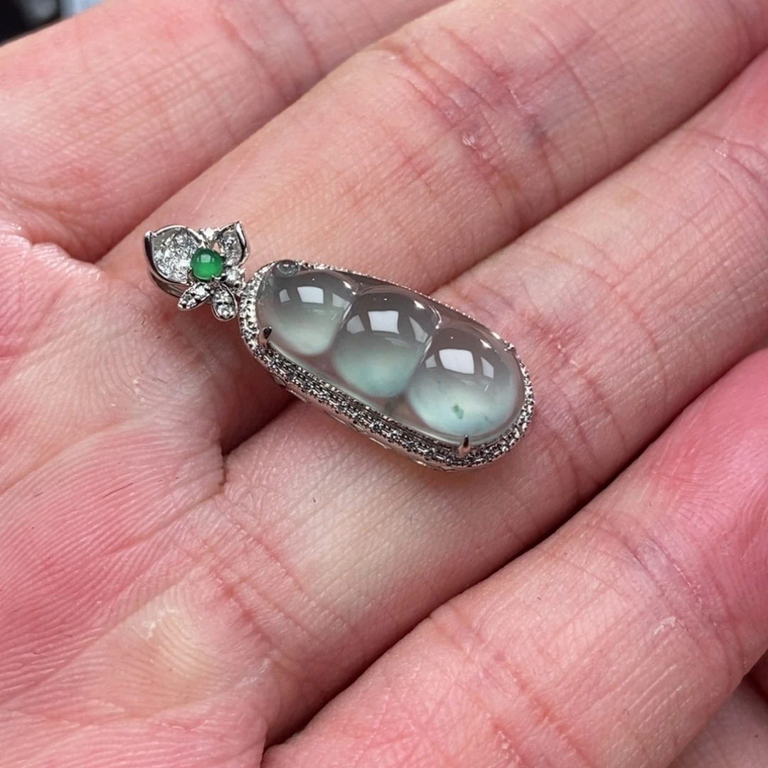 颈饰18K金镶嵌翡翠福豆