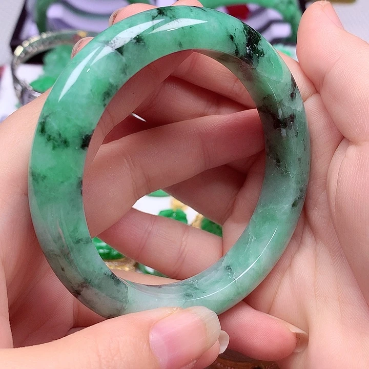 翡翠手镯未镶嵌翡翠手镯