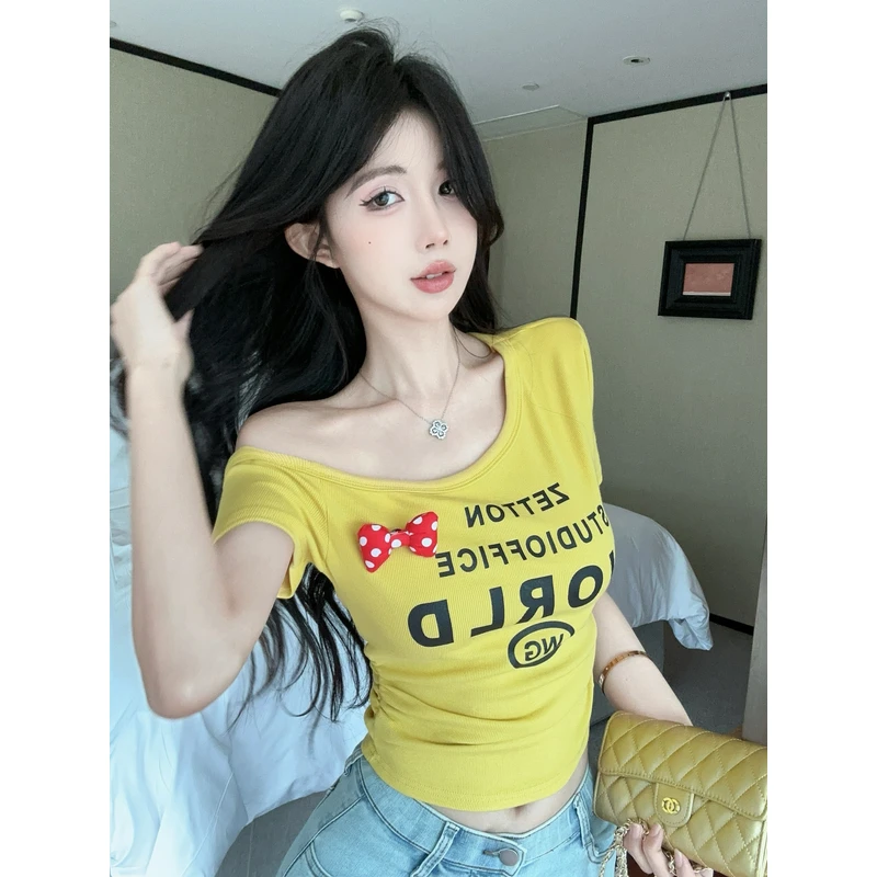 黄色字母印花蝴蝶结修身显瘦辣妹上衣女夏季斜领露肩收腰短袖T恤