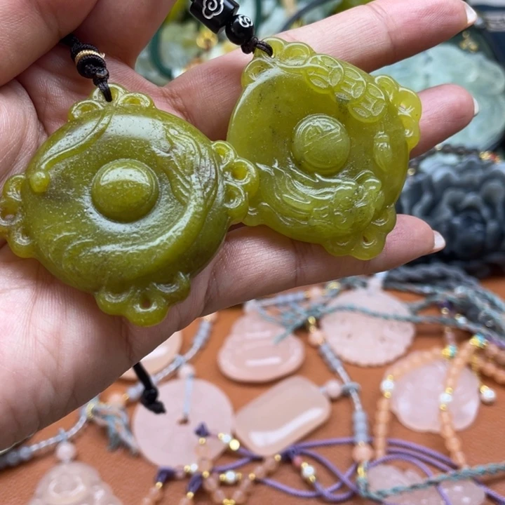 蛇纹石玉未镶嵌颈饰