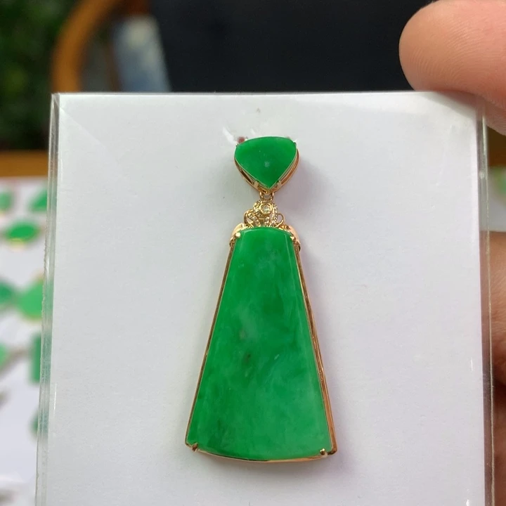 腾***翡翠18K金镶嵌颈饰