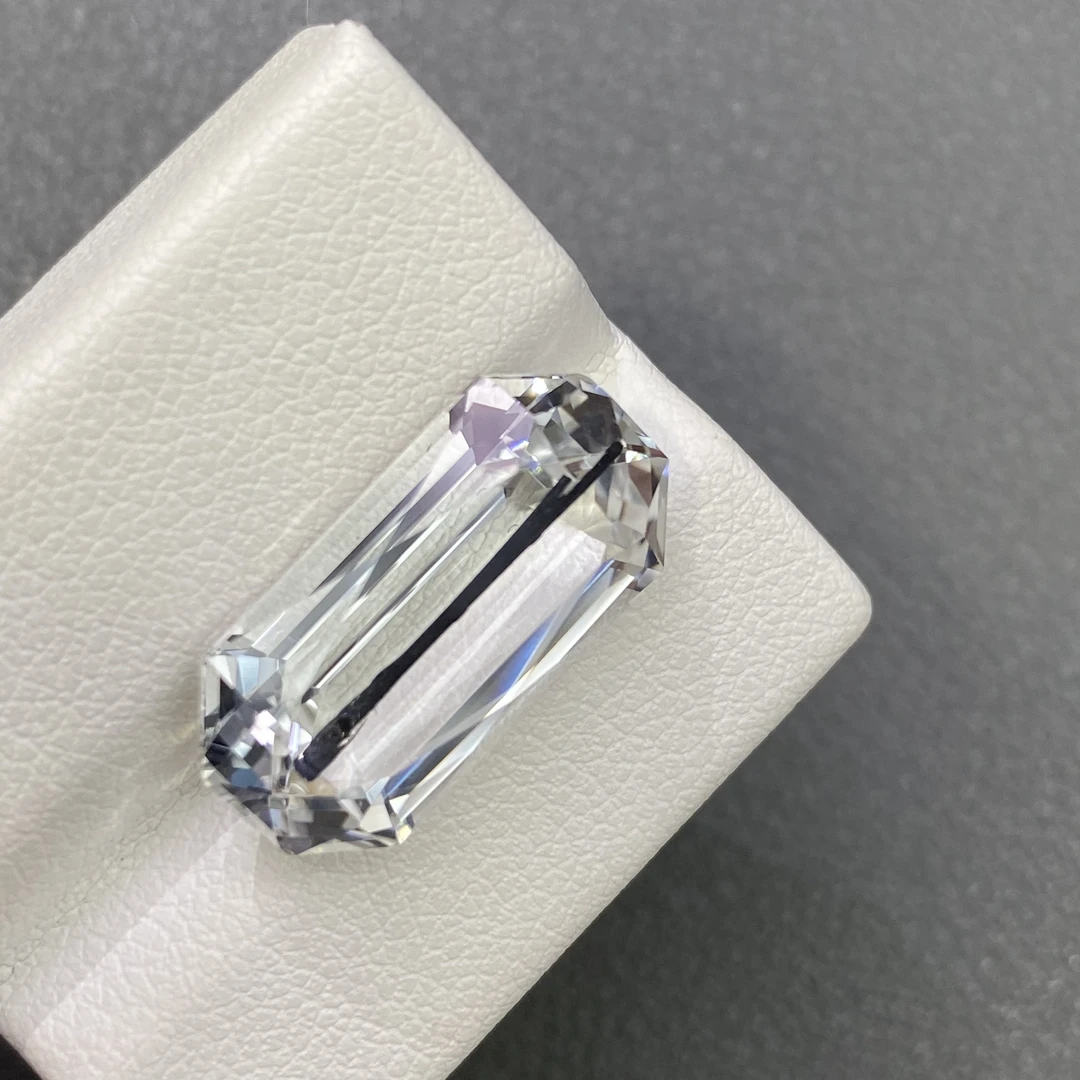 仅此一颗 托帕石包裹体标本 全包裹黑色柱状包体 12克拉