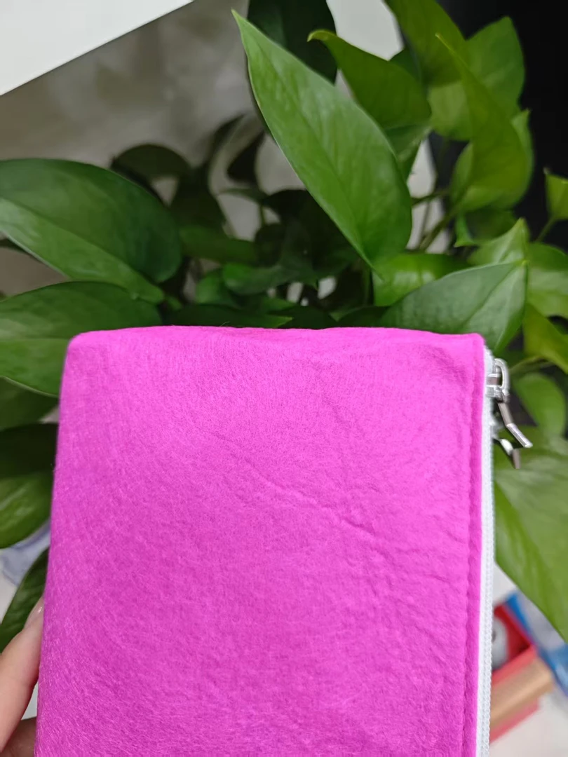 【言言分享】玫红色简约便携毛毡化妆包