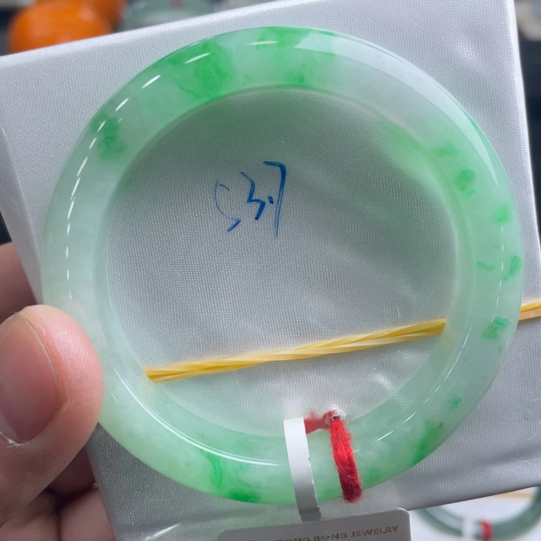 翡翠手镯未镶嵌翡翠手镯