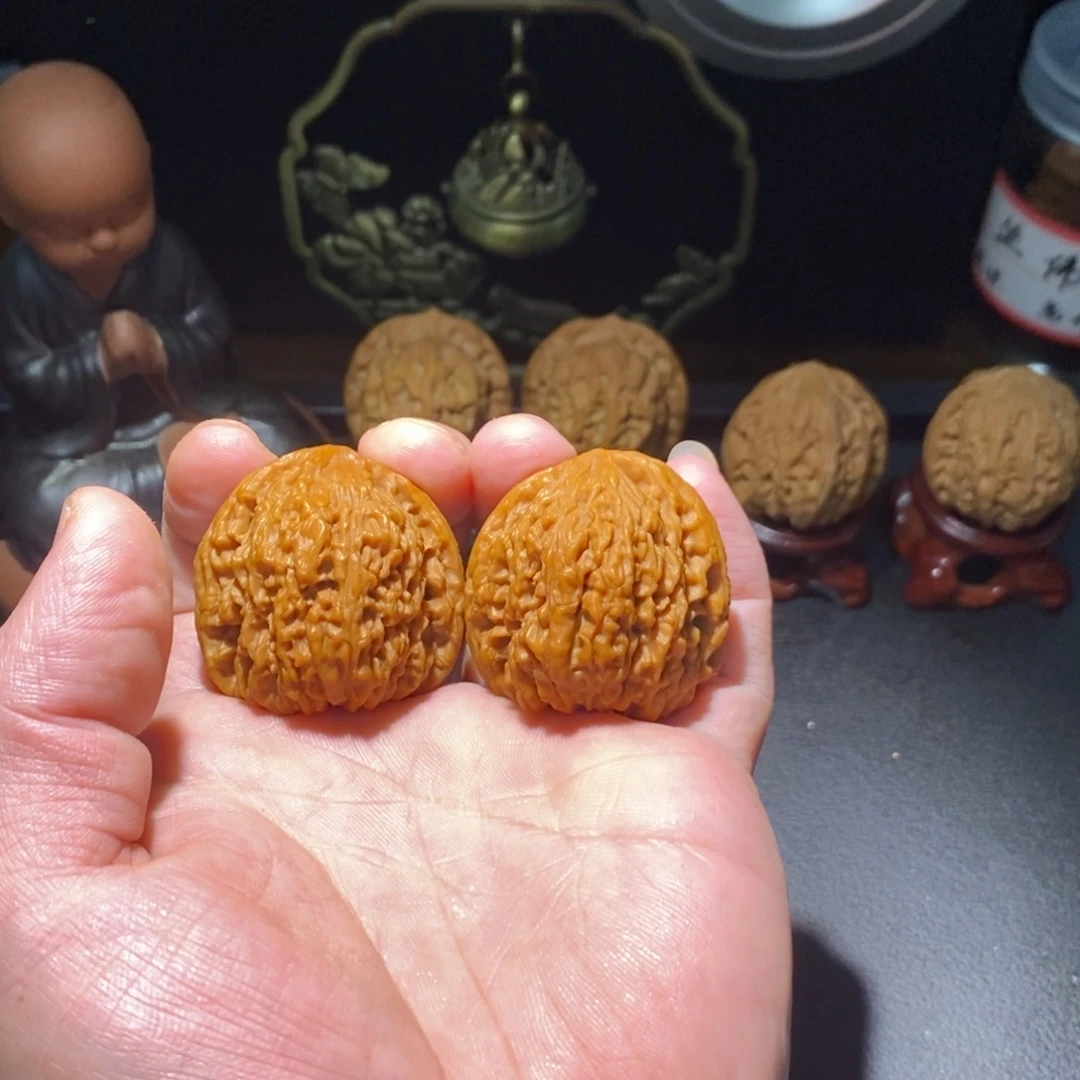 文玩核桃把件蚂蚁拉丝纹凹底南降石