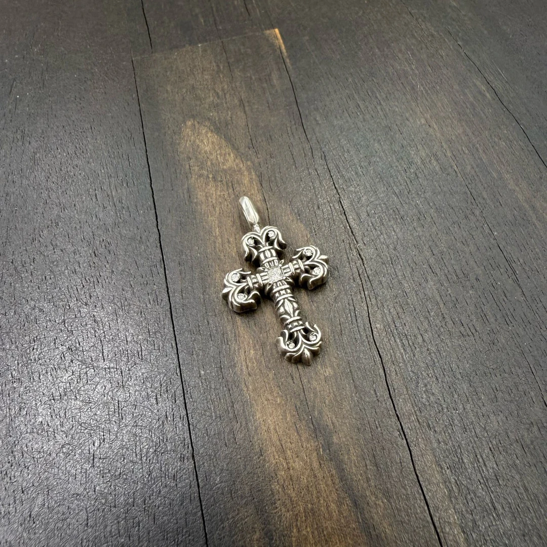 Chrome Hearts 克罗心 九钻小火焰十字架吊坠