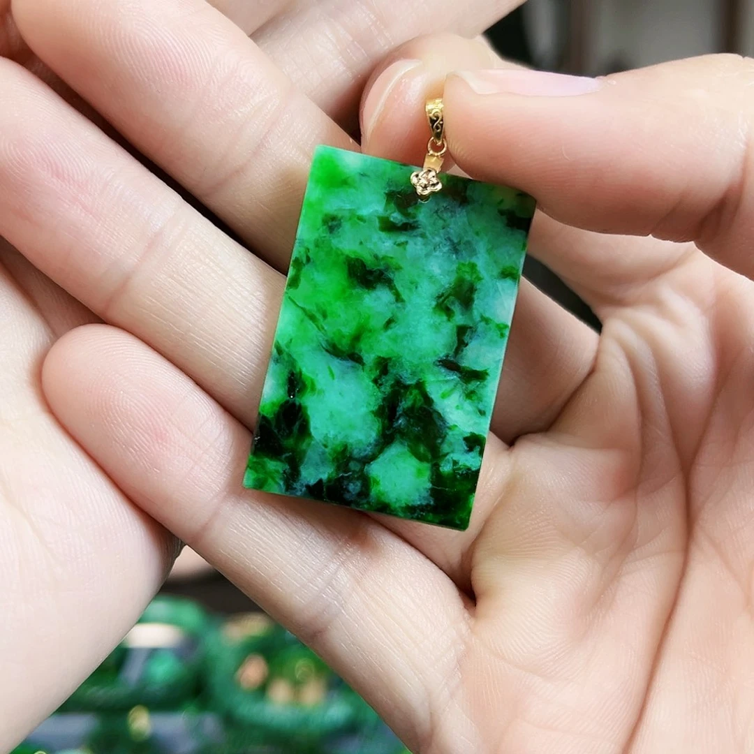 翡翠颈饰18K金镶嵌吊坠多样性