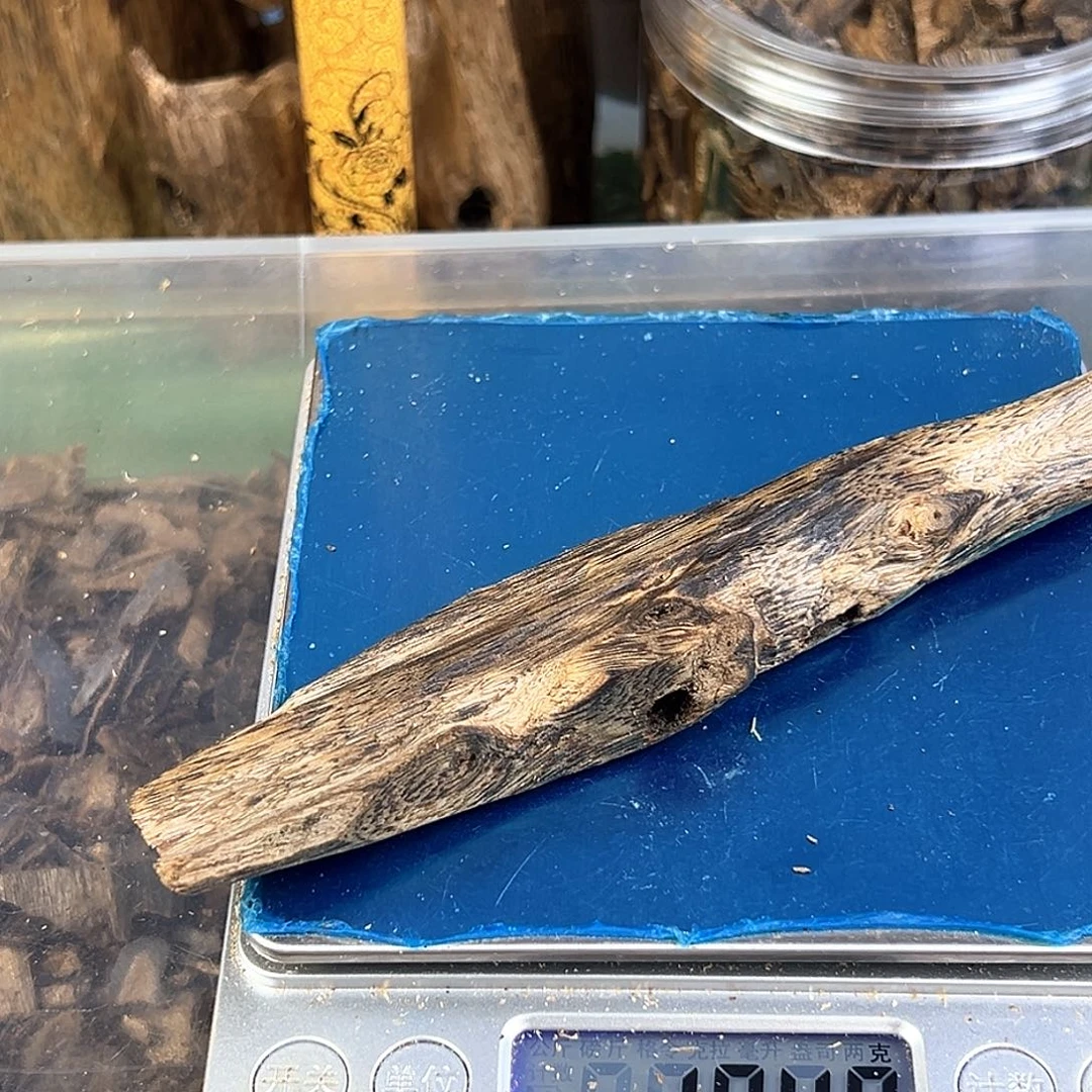 香料绿奇楠蓝宝石虫漏19克