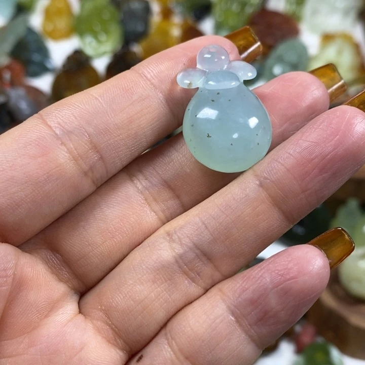 未镶嵌蛇纹石玉吊坠