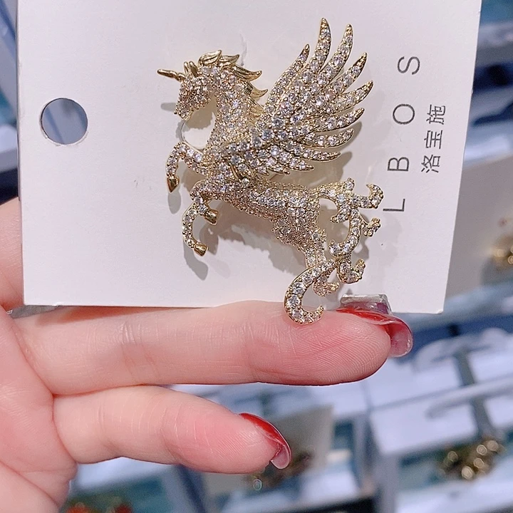 锆石铜合金小飞马胸针