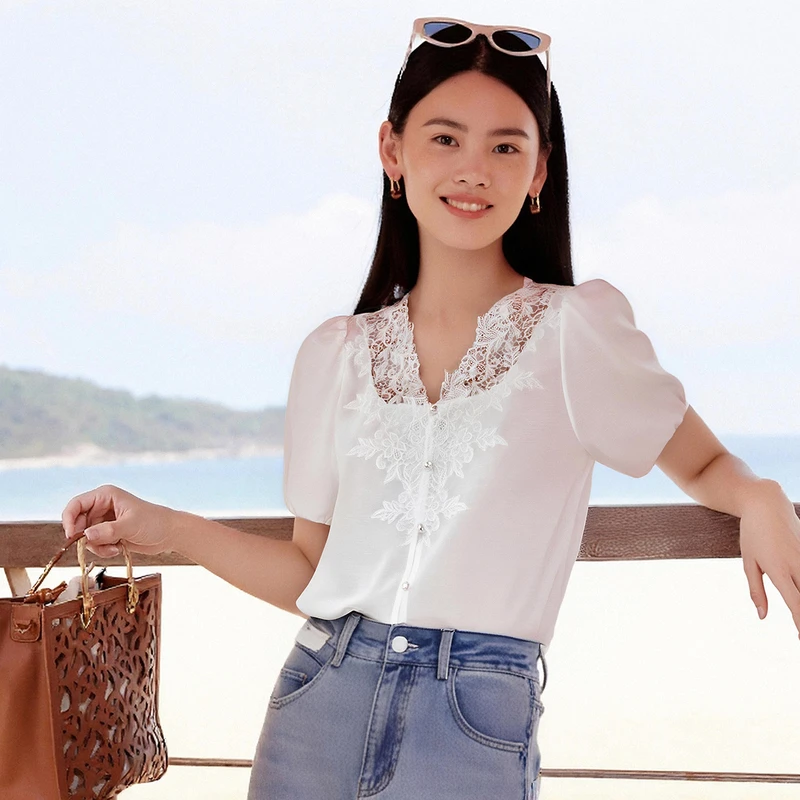 EP雅莹2025夏季新款女装 V领蕾丝拼接短袖泡泡袖白色衬衫2250A