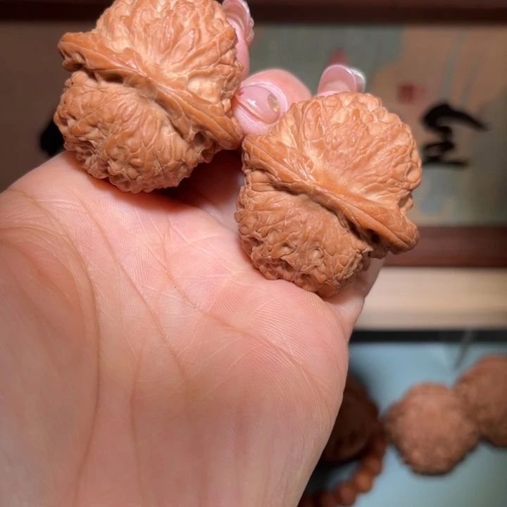 文玩核桃吊坠血麒麟