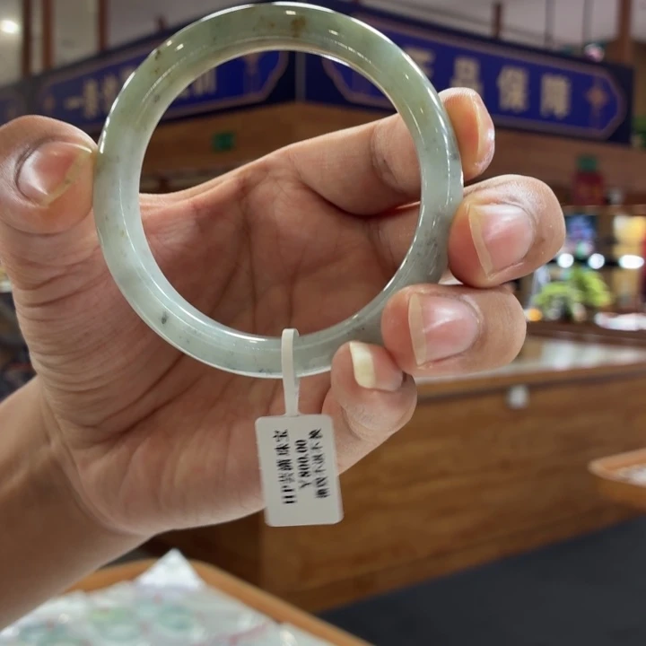 翡翠手镯未镶嵌手镯