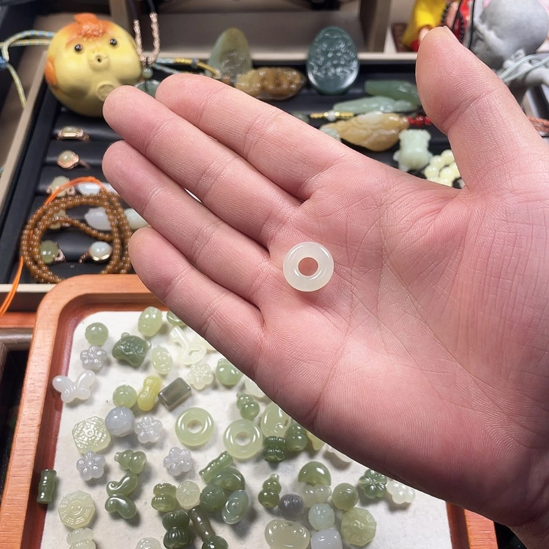 昕****和田玉未镶嵌手镯