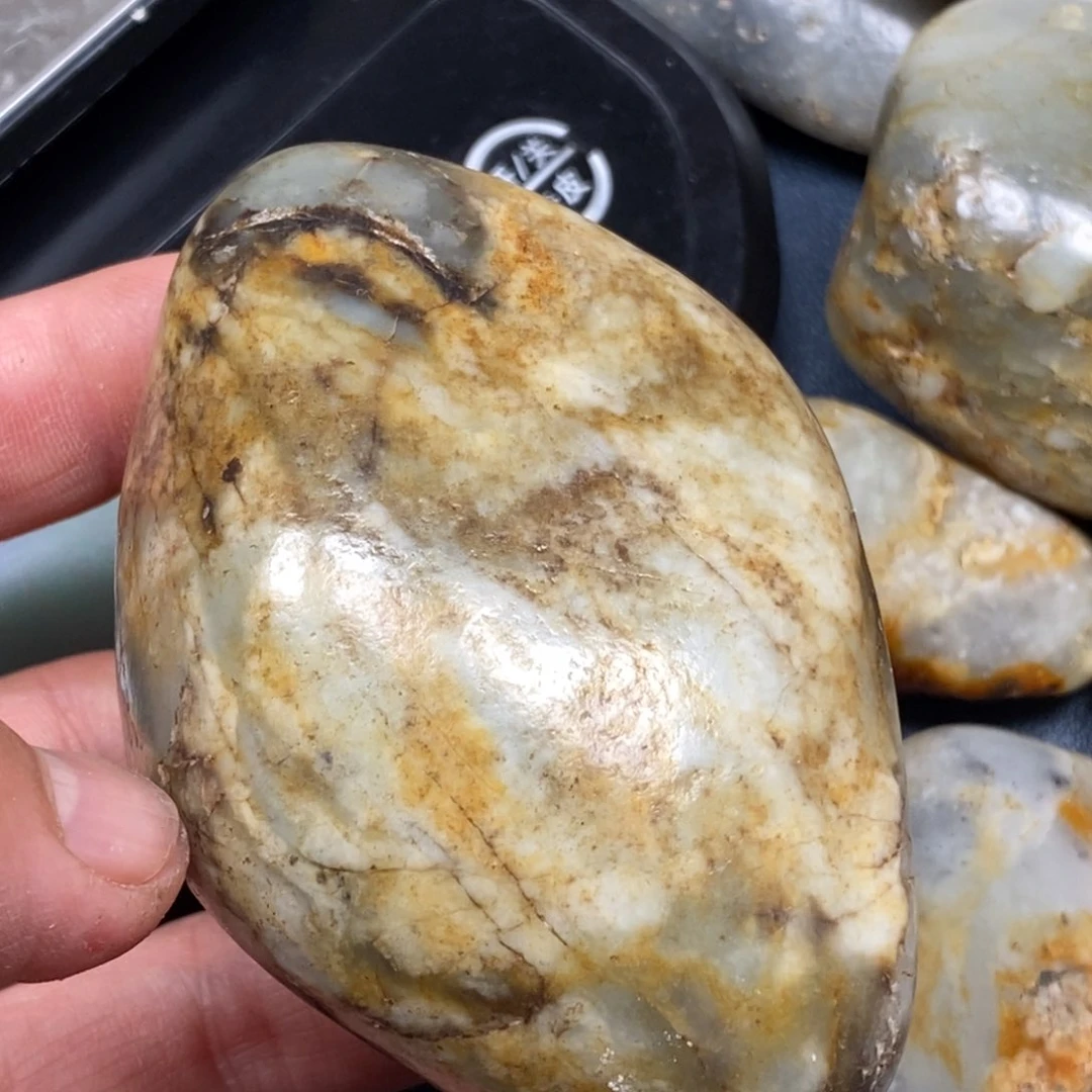 和田玉挂件足铂镶嵌