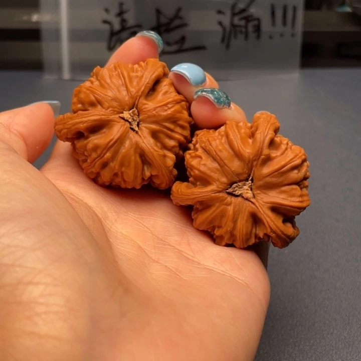 M***。文玩核桃吊坠白狮子