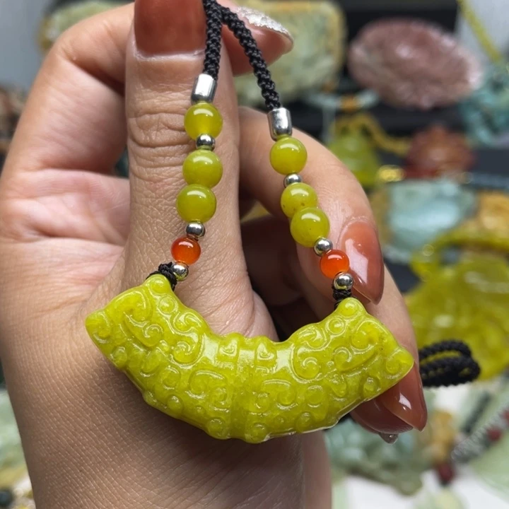 蛇纹石玉未镶嵌颈饰