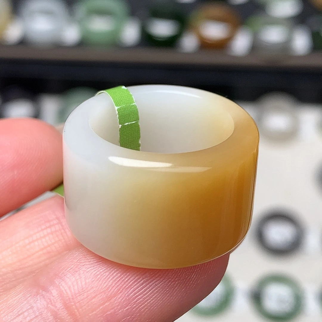 未镶嵌戒指和田玉