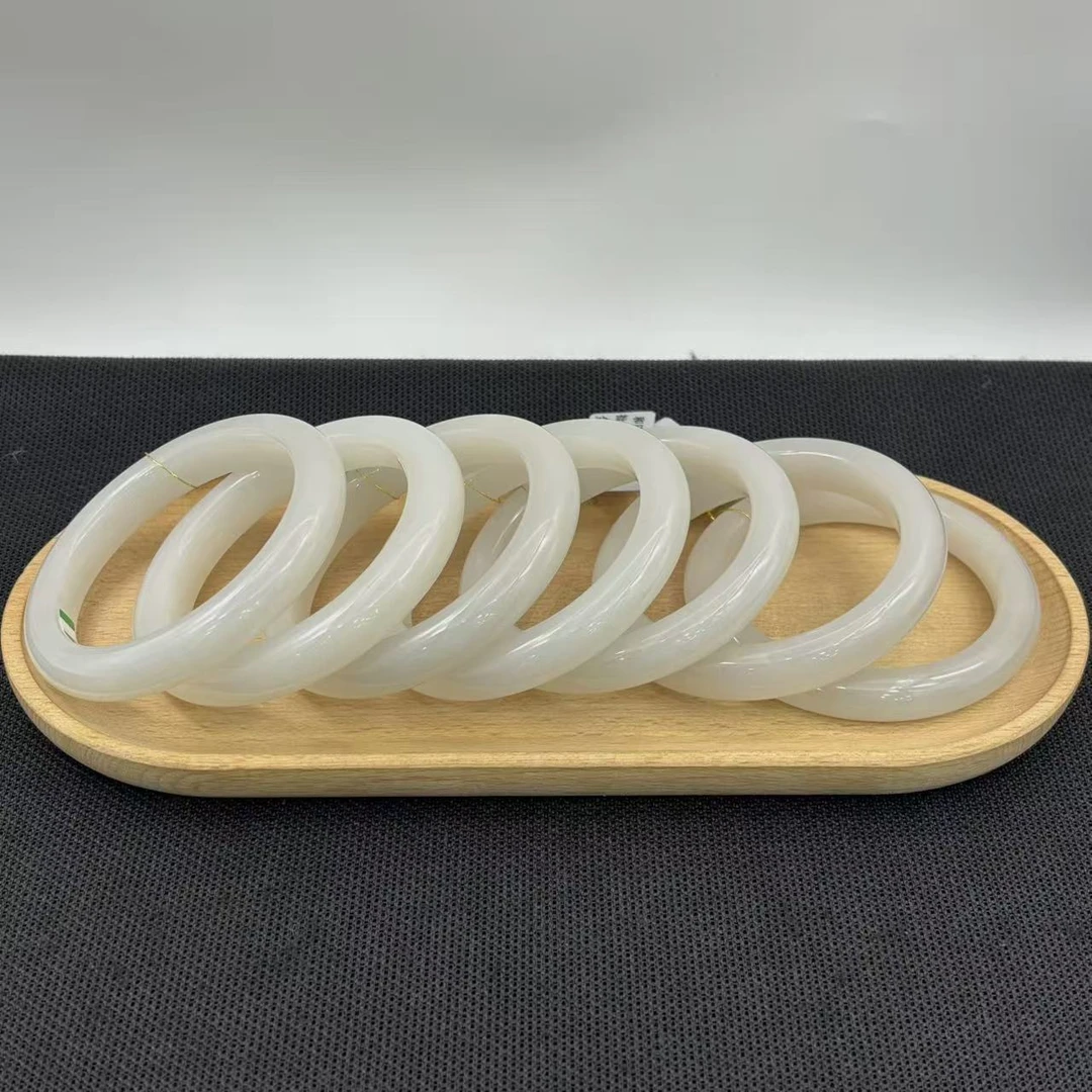 老卢和田玉手镯精美时尚气质款多样性发货其一  45