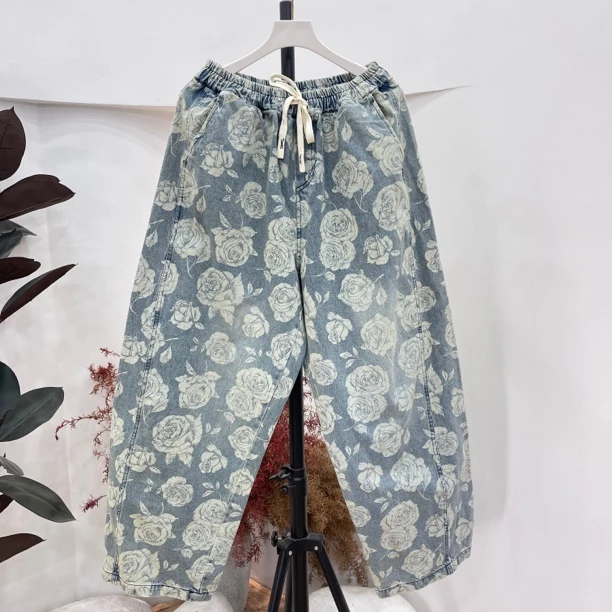 205春夏新款经典玫瑰花牛仔直筒女裤