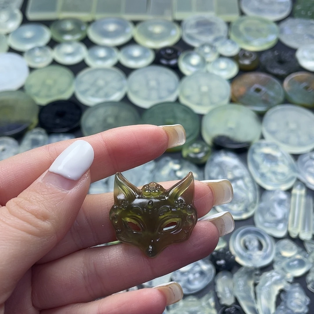 岫玉未镶嵌颈饰狐狸面具