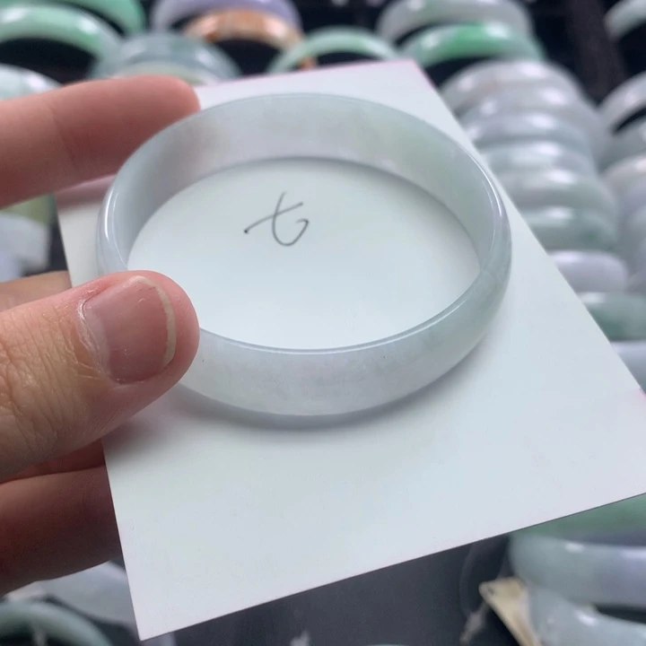 翡翠未镶嵌手镯公主