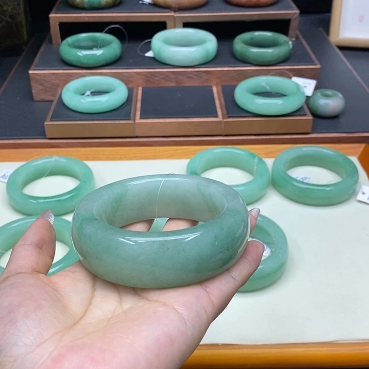 叮***M石英质玉未镶嵌手镯