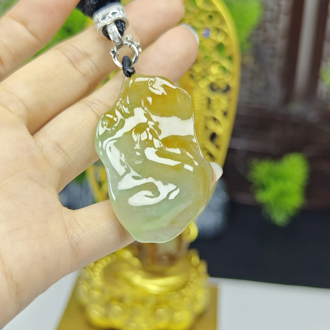 天然缅甸a货冰种黄加绿随行吊坠，尺寸48.7*31.4*8.5mm