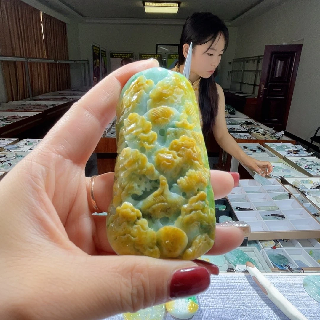 翡翠未镶嵌颈饰一个