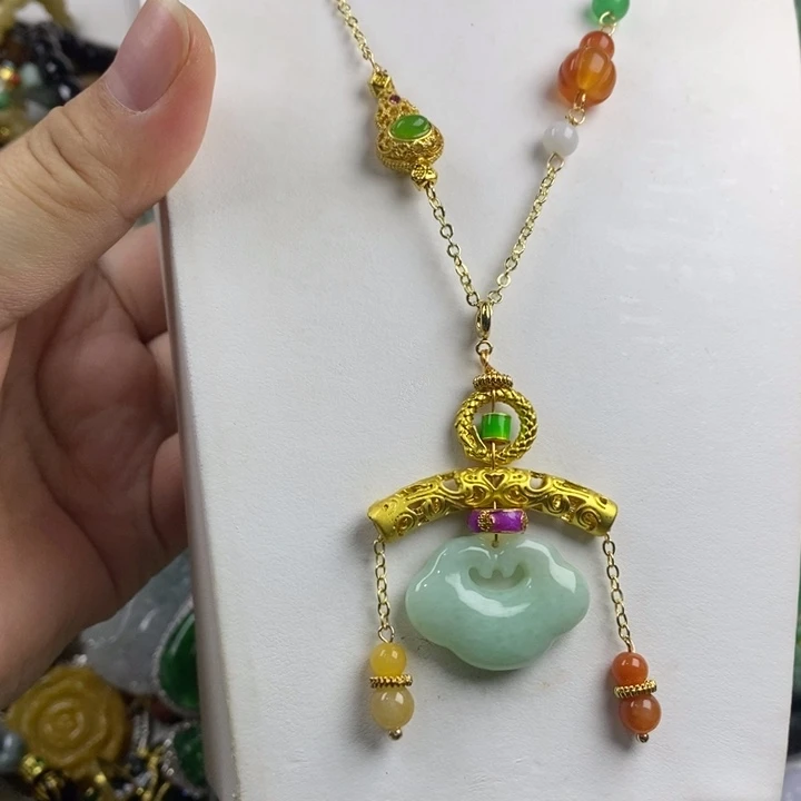 翡翠未镶嵌吊坠(赠链)