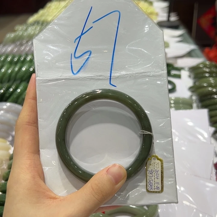 和田玉未镶嵌手镯