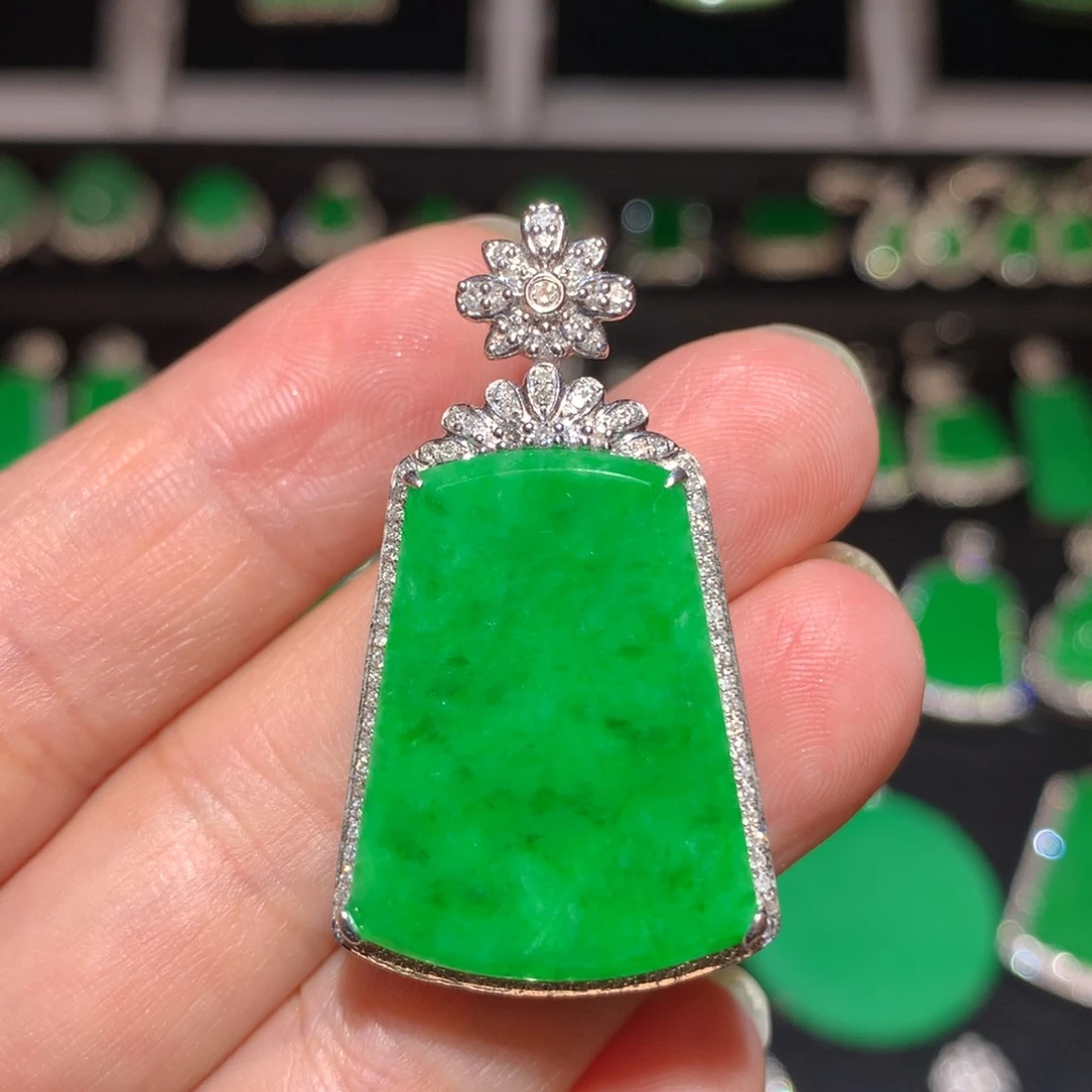 翡翠18K金镶嵌颈饰天****育翡翠