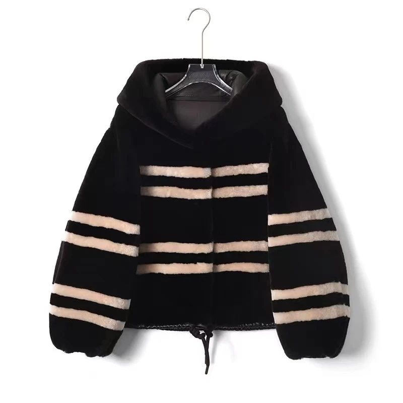 【亿彤推荐】YiTOng 2025/连帽拼接短款美利奴皮毛一体女外套