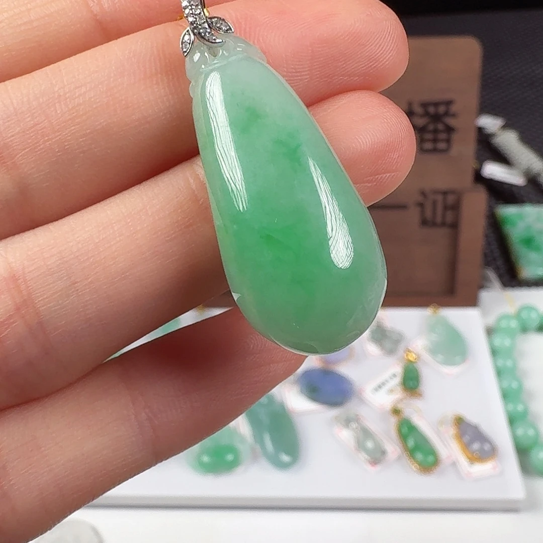 翡翠18K金镶嵌颈饰