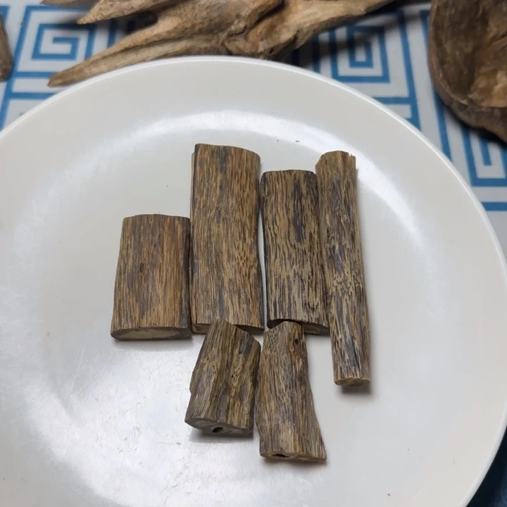 木质绿奇陆河虫漏树心吊坠50克