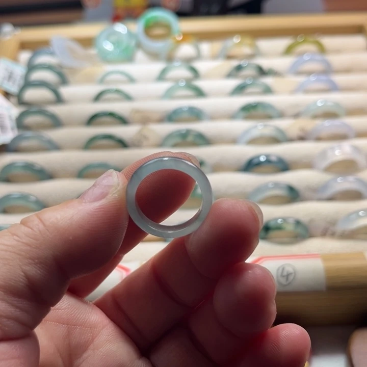 翡翠未镶嵌戒指蓝水