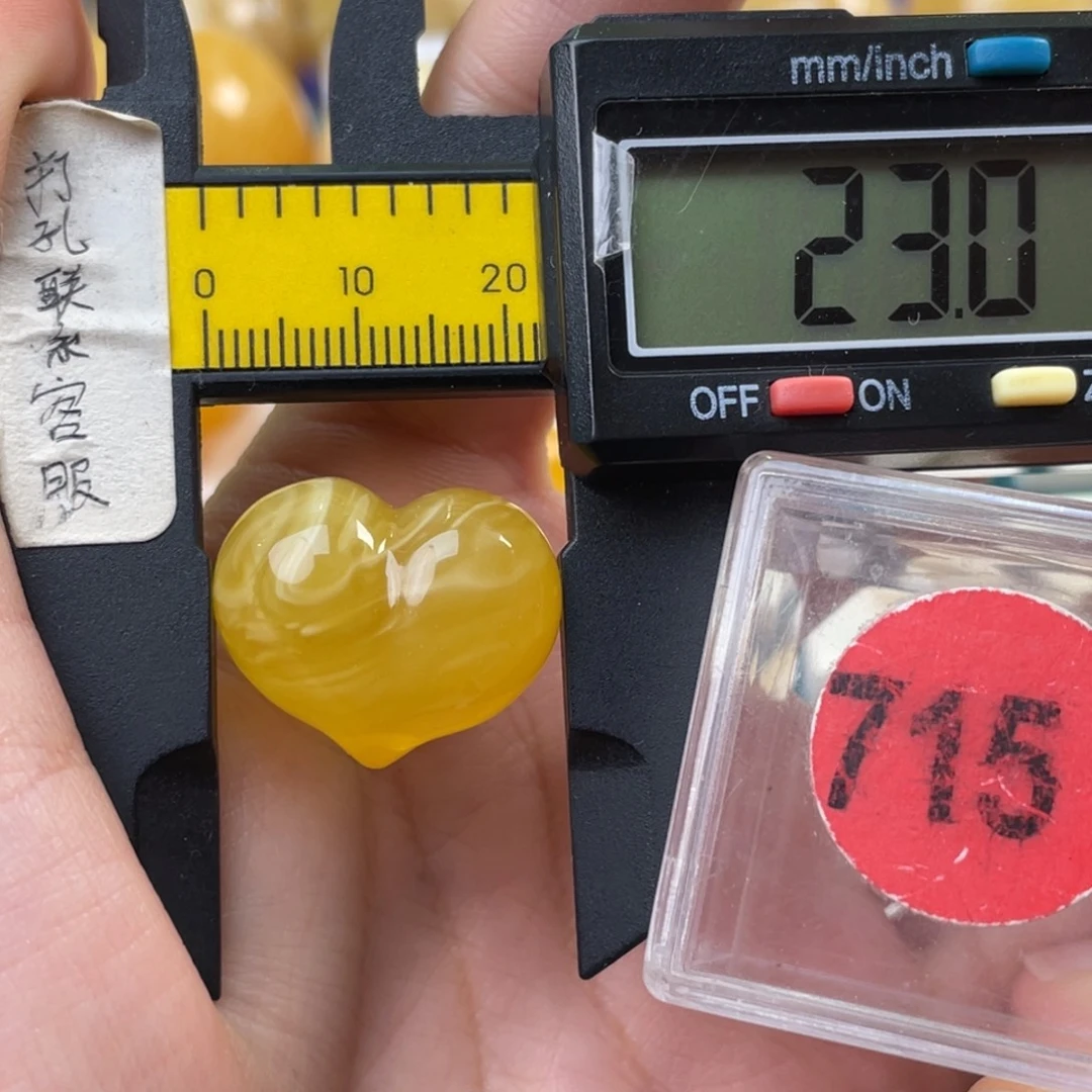 蜜蜡未镶嵌珠宝奇石