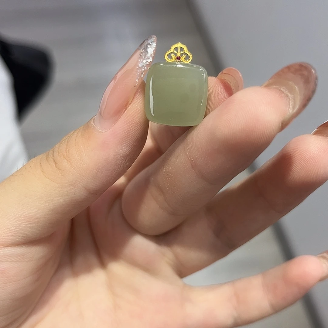 和田玉18K金镶嵌颈饰晴****1